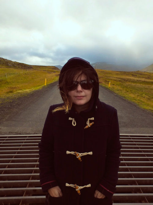 Anna med solglasögon på en landsväg på Island