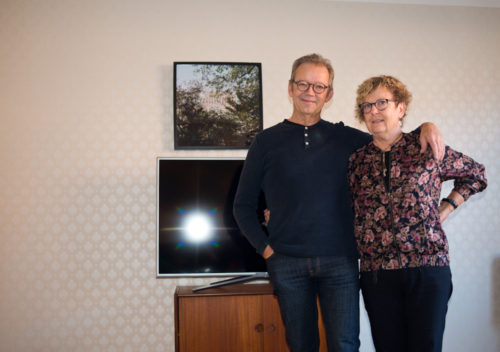 Bengt och Susanne Nilsson framför en stor TV.
