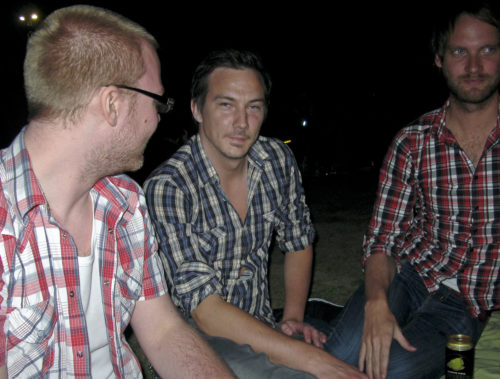 Tre män i rutiga skjortor i Folkets Park Malmö