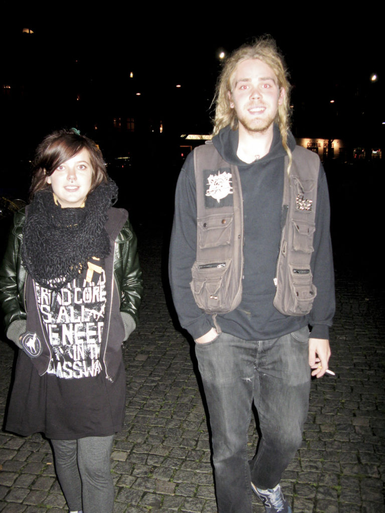 Två punkare mitt i natten i Malmö