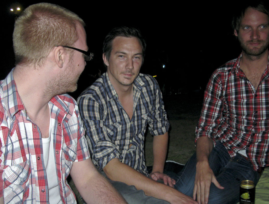 Tre män i rutiga skjortor i Folkets Park Malmö