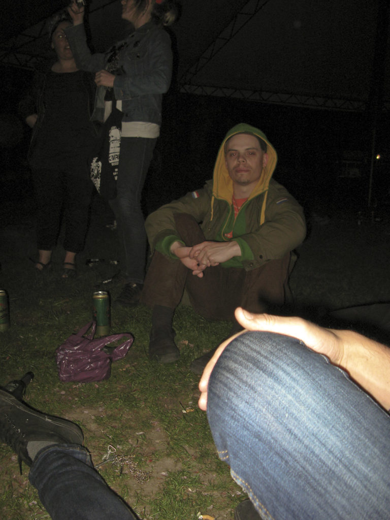 Kille sitter i Folkets Park Malmö en kväll 2008